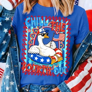 Peut inclure: T-shirt bleu avec un motif d'oie portant des lunettes de soleil et un chapeau patriotique, flottant dans une bou&eacute;e rouge, blanche et bleue, tenant un drapeau am&eacute;ricain. Le texte "Chill the Fourth Out" est affich&eacute;.