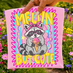 Rolig tvättbjörnsglass PNG, smältande men söt sommardesign, preppy trash panda sublimeringsgrafik, retro vilddjur DTF digital nedladdning bild 3