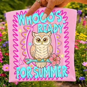 Peut inclure: Sac fourre-tout rose avec le texte "WHOCO'S READY FOR SUMMER" en turquoise. Le sac pr&eacute;sente un dessin de hibou perch&eacute; sur une branche avec une fleur rose. Le design comprend des &eacute;toiles et une bordure ondul&eacute;e.