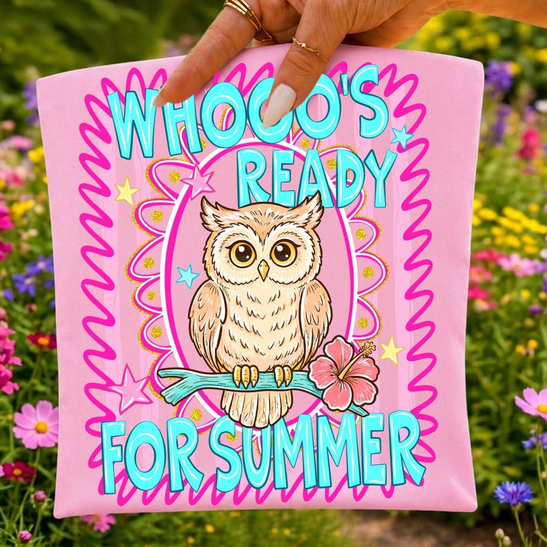 Peut inclure: Sac fourre-tout rose avec le texte "WHOCO'S READY FOR SUMMER" en turquoise. Le sac pr&eacute;sente un dessin de hibou perch&eacute; sur une branche avec une fleur rose. Le design comprend des &eacute;toiles et une bordure ondul&eacute;e.