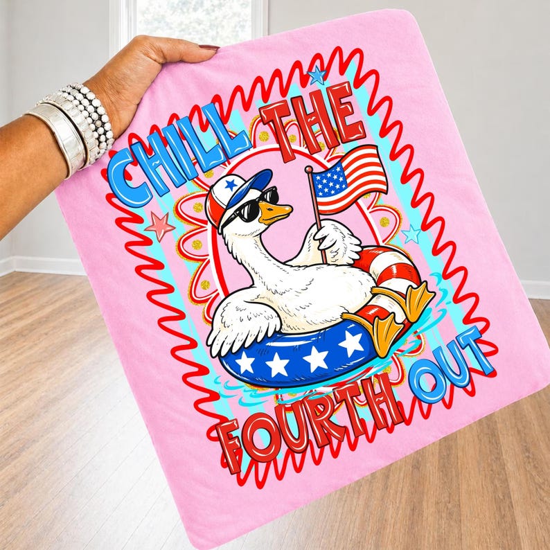 Peut inclure: Couverture rose sur le th&egrave;me du 4 juillet. La couverture pr&eacute;sente une oie de dessin anim&eacute; portant des lunettes de soleil et un chapeau patriotique, flottant sur une bou&eacute;e et tenant un drapeau am&eacute;ricain. Les mots "Chill the Fourth Out" sont &eacute;crits sur la couverture.