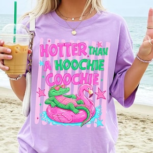 Hetare än en Hoochie Coochie PNG, Alligator Flamingo Floatie Sublimering, Retro Sommar Gator Design, Södra Pooldagen PNG, Strandliv bild 5