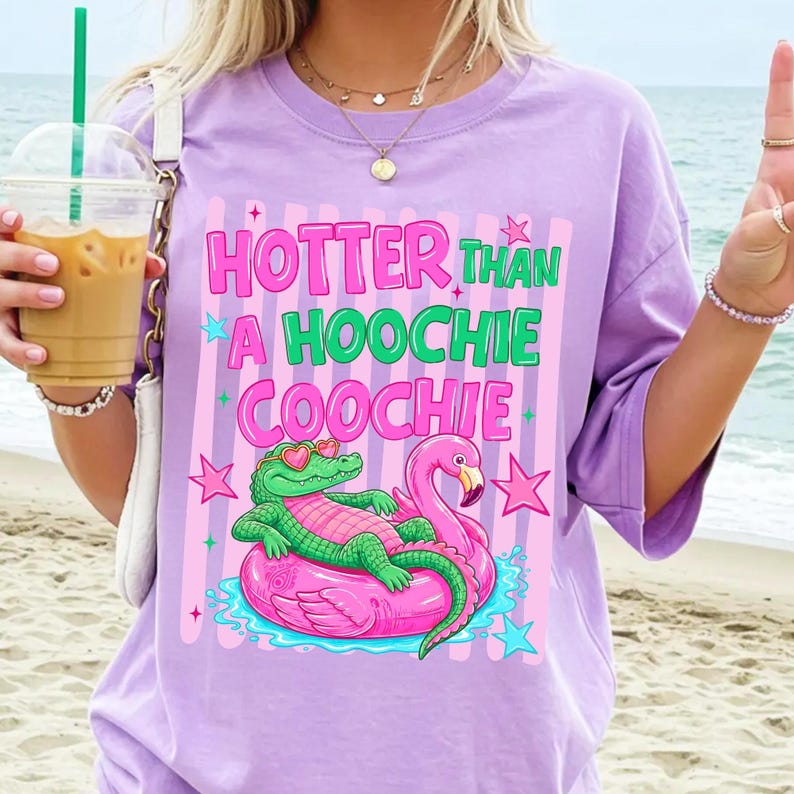 Hetare än en Hoochie Coochie PNG, Alligator Flamingo Floatie Sublimering, Retro Sommar Gator Design, Södra Pooldagen PNG, Strandliv bild 5