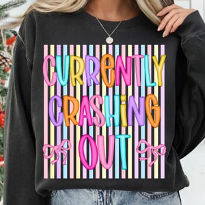 Design digital para sublimação PNG "Acabando de sair" com estampa de camiseta listrada e laço, estilo preppy, humor adulto, retrô, em tons pastel e com letras em formato de bolha. imagem 6