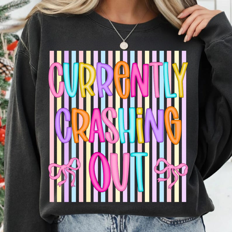 Design digital para sublimação PNG "Acabando de sair" com estampa de camiseta listrada e laço, estilo preppy, humor adulto, retrô, em tons pastel e com letras em formato de bolha. imagem 6