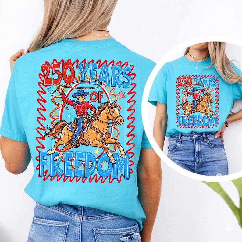 Puede incluir: Una camiseta azul claro con un dise&ntilde;o de un vaquero a caballo, con el texto "250 YEARS OF FREEDOM" en rojo y azul. El dise&ntilde;o incluye un lazo y estrellas, celebrando un tema hist&oacute;rico.