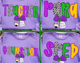 Profesor de Mardi Gras personalizado PNG, Lápiz de coqueta de la comparsa de profesores PNG, Máscara navideña de flor de lis, Camiseta del festival de Luisiana PNG, Arte de pinceladas