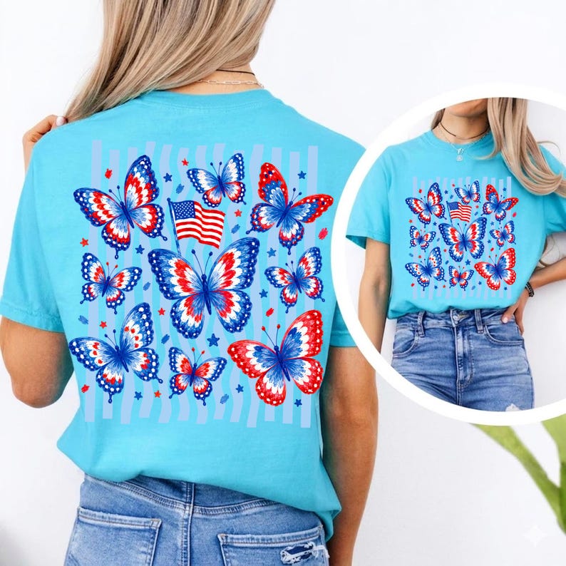 Puede incluir: Una camiseta de color turquesa brillante con un estampado gr&aacute;fico de varias mariposas con patrones en rojo, blanco y azul, intercaladas con peque&ntilde;as estrellas y una peque&ntilde;a bandera estadounidense. El dise&ntilde;o est&aacute; dispuesto en el reverso.