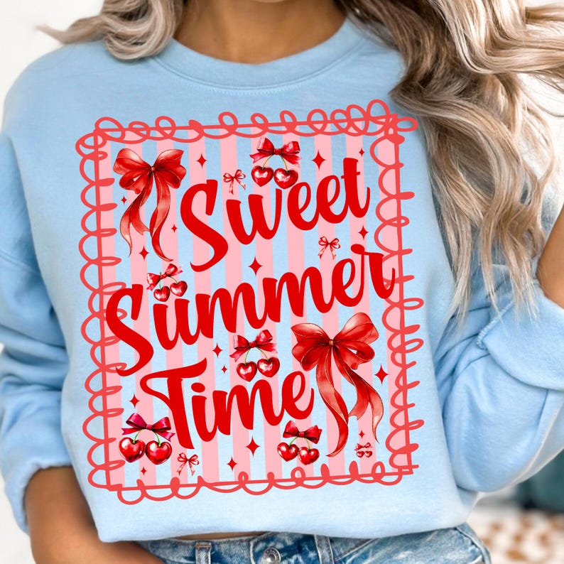 Pu&ograve; includere: Felpa azzurra con grafica rossa e rosa. La grafica presenta le parole "Sweet Summer Time" in rosso, insieme a fiocchi e ciliegie rosse. Il design &egrave; incorniciato da un bordo rosso smerlato.
