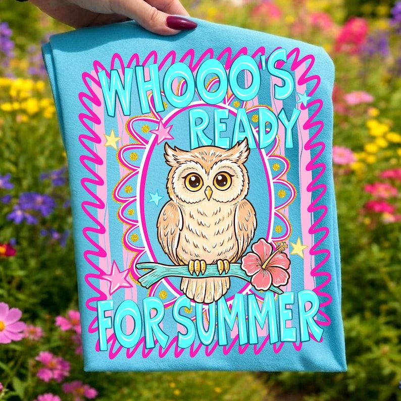 Peut inclure: Un t-shirt bleu clair avec un motif de hibou de dessin anim&eacute;. Le hibou est perch&eacute; sur une branche avec une fleur d'hibiscus rose. Le texte "WHOOO'S READY FOR SUMMER" est en turquoise, soulign&eacute; de rose, dans un cadre rose et turquoise.