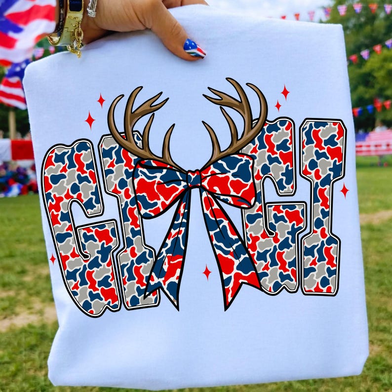 Peut inclure: Sweat-shirt blanc avec le mot "GRILL" en motif camouflage rouge, blanc et bleu. Un motif de bois de cerf marron surmonte le mot, avec un n&oelig;ud papillon au centre. Des &eacute;toiles rouges ornent le texte, cr&eacute;ant un th&egrave;me patriotique.