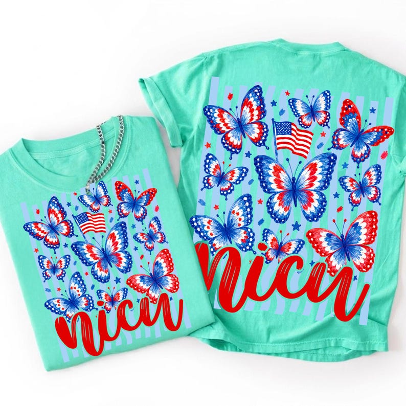 Peut inclure: Un t-shirt vert menthe avec un imprim&eacute; graphique de papillons rouges, blancs et bleus, de petites &eacute;toiles et un drapeau des &Eacute;tats-Unis. Le motif inclut le mot "nicu" en &eacute;criture cursive rouge sur un fond compos&eacute; de rayures bleu clair.
