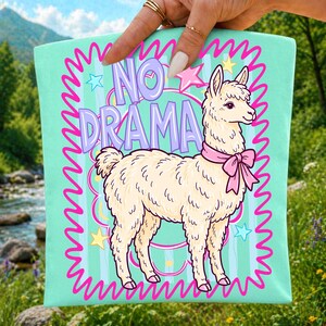 Ingen drama Llama PNG digital nedladdning, pastell retro djur sublimeringsdesign, randig boutiquegrafik, Llama Mama DTF skjorta designfil bild 3