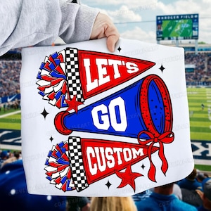 Puede incluir: Una pancarta blanca con un diseño rojo, blanco y azul con las palabras "LET'S GO CUSTOM". El diseño incluye un megáfono y banderines con pompones y estrellas, ideal para un evento deportivo.