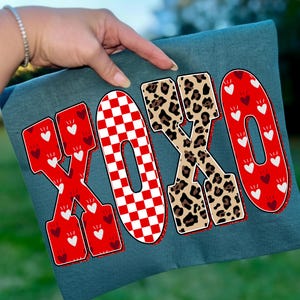 Preppy XOXO Valentine Glitter Png Mamma Leopard Rutigt Hjärta Kärlek Var Min Retro Penseldrag Kokett Kristen Jesus Vday Digital Konst bild 11