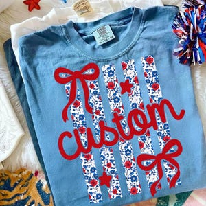 4 de julio Nombre personalizado PNG Rayas Coqueta Día de la Independencia Diseño Personalizado Ditsy Floral Preppy Mamá Patriótica Archivo DTF de Sublimación imagen 3