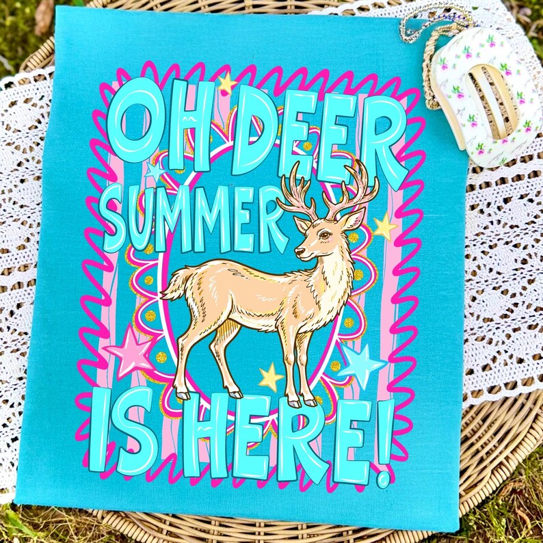 K&ouml;nnte beinhalten: Ein t&uuml;rkisfarbenes Quadrat mit dem Text "OH DEER SUMMER IS HERE!" in einer verspielten Schriftart. Ein beigefarbenes Reh mit gro&szlig;em Geweih ist mittig auf dem Design platziert, umgeben von rosa und blauen Sternen und Zickzacklinien.