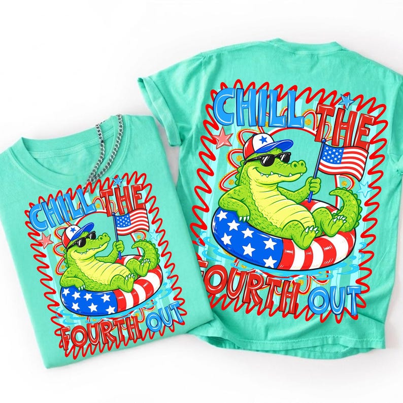 K&ouml;nnte beinhalten: Zwei t&uuml;rkisfarbene T-Shirts mit einer Grafik eines Cartoon-Alligators mit Sonnenbrille und patriotischem Hut, der in einem rot-wei&szlig;-blauen Schwimmreifen schwimmt. Der Text "Chill the Fourth Out" ist in Rot und Blau dargestellt.