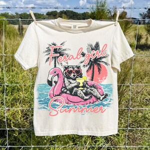 Garota Selvagem Verão Guaxinim PNG Panda do Lixo Boia de Flamingo Rosa Design de Sublimação Camiseta Férias na Praia Margarita Arquivo para Download Digital imagem 5