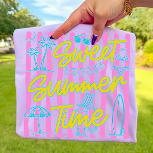 Może przedstawiać: Jasnofioletowa koszulka z r&oacute;żowymi pionowymi paskami i napisem "Sweet Summer Time" w kolorze ż&oacute;łtym i niebieskim. Projekt zawiera ilustracje okular&oacute;w przeciwsłonecznych, palm, muszli, leżaka, deski surfingowej i bikini.