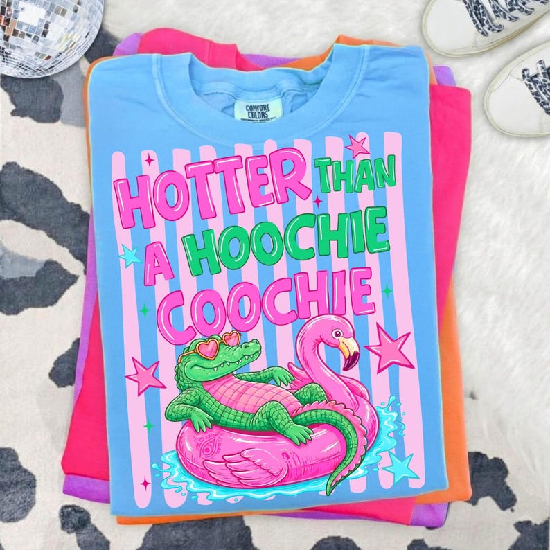 Hetare än en Hoochie Coochie PNG, Alligator Flamingo Floatie Sublimering, Retro Sommar Gator Design, Södra Pooldagen PNG, Strandliv bild 8