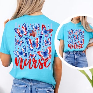 Peut inclure: Un t-shirt bleu clair avec une impression graphique de papillons rouges, blancs et bleus, un petit drapeau am&eacute;ricain et le mot nurse en &eacute;criture cursive rouge. Le motif est dispos&eacute; en rectangle avec de petites &eacute;toiles dispers&eacute;es partout.
