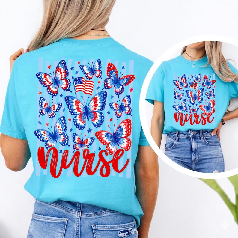 Peut inclure: Un t-shirt bleu clair avec une impression graphique de papillons rouges, blancs et bleus, un petit drapeau am&eacute;ricain et le mot nurse en &eacute;criture cursive rouge. Le motif est dispos&eacute; en rectangle avec de petites &eacute;toiles dispers&eacute;es partout.