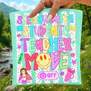 Puede incluir: Una camiseta de color verde menta claro con el texto SEE YOU LATER STUDENTS TEACHER MODE OFF en letras de bloque coloridas y estampadas. El diseño incluye un dibujo de un profesor, una cara sonriente, un lápiz, tijeras y un vaso.