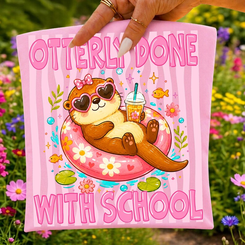 K&ouml;nnte beinhalten: Rosa Tragetasche mit dem Text "OTTERLY DONE WITH SCHOOL". Die Tasche zeigt einen Cartoon-Otter mit herzf&ouml;rmiger Sonnenbrille, der auf einem floralen Schwimmring schwimmt und ein Getr&auml;nk h&auml;lt. Der Hintergrund hat rosa Streifen und florale Akzente.