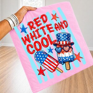Peut inclure: Couverture rose avec le texte "RED WHITE AND COOL" et des illustrations de glaces patriotiques. Les glaces sont rouges, blanches et bleues avec des motifs d'&eacute;toiles et de rayures. La couverture a des rayures bleues.