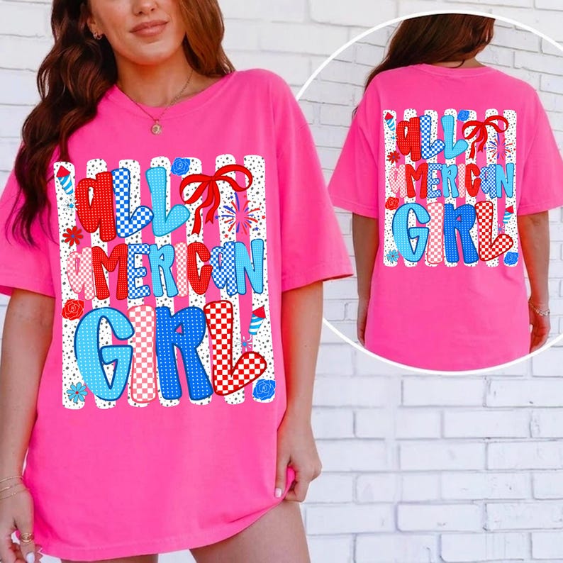 Pode incluir: Uma t-shirt rosa brilhante com as palavras "ALL AMERICAN GIRL" em vermelho, branco e azul, com um tema patri&oacute;tico. O design inclui fogos de artif&iacute;cio e um la&ccedil;o. O mesmo design est&aacute; nas costas da t-shirt.