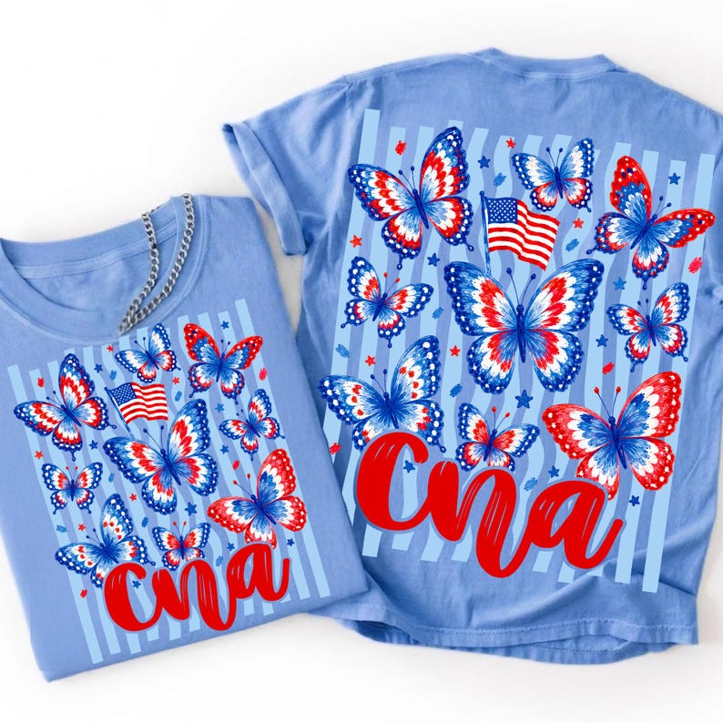 Peut inclure: Un t-shirt bleu clair avec un motif graphique de papillons rouges, blancs et bleus, de petits drapeaux am&eacute;ricains et des &eacute;toiles. Le design comprend le texte cursif rouge "Cna" superpos&eacute; sur des rayures verticales bleu clair devant et derri&egrave;re.