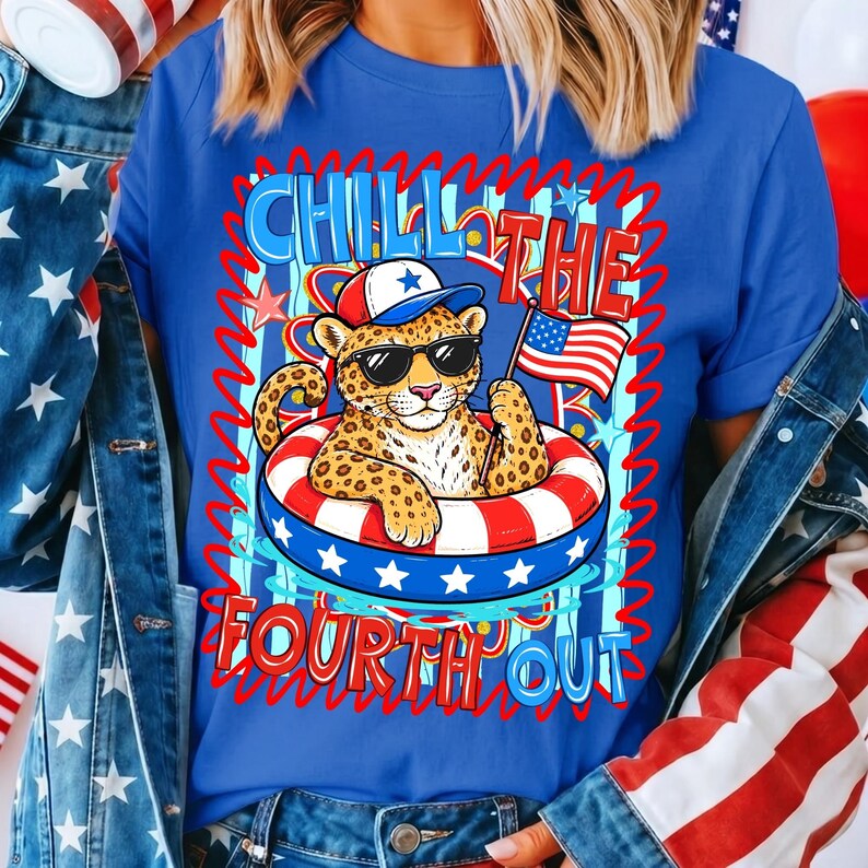 Op de afbeelding: Blauw T-shirt met een luipaard met zonnebril en hoed, drijvend in een rood, wit en blauw zwemband. De tekst "CHILL THE FOURTH OUT" staat boven en onder de luipaard. Het shirt heeft een patriottisch thema.