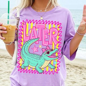 Senare Gator PNG Digital Design Rosa Alligator Preppy Sommar Sublimeringsfil Girly Randig Grafisk Barnskjorta Design DTF ClipArt bild 4