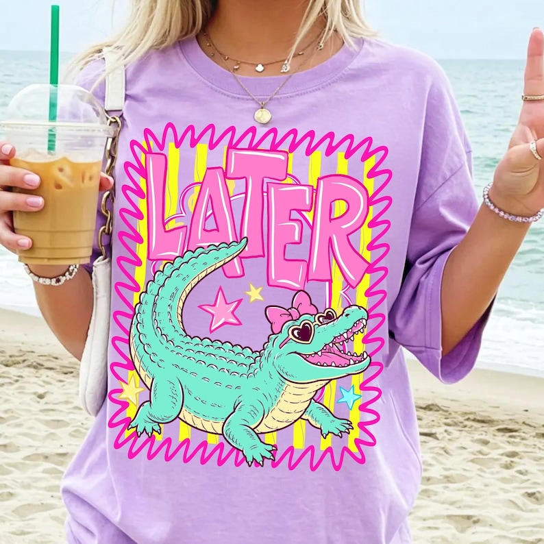 Senare Gator PNG Digital Design Rosa Alligator Preppy Sommar Sublimeringsfil Girly Randig Grafisk Barnskjorta Design DTF ClipArt bild 4