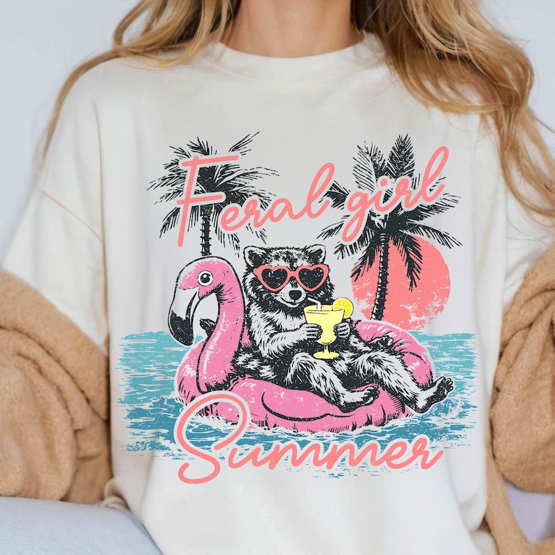 Garota Selvagem Verão Guaxinim PNG Panda do Lixo Boia de Flamingo Rosa Design de Sublimação Camiseta Férias na Praia Margarita Arquivo para Download Digital imagem 7