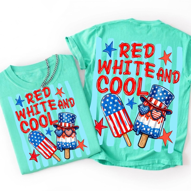 Peut inclure: Deux t-shirts vert menthe avec le texte "RED WHITE AND COOL" et un motif de glace &agrave; l'eau rouge, blanc et bleu. Une glace porte un chapeau patriotique et des lunettes de soleil en forme de c&oelig;ur. &Eacute;toiles et rayures compl&egrave;tent le design.