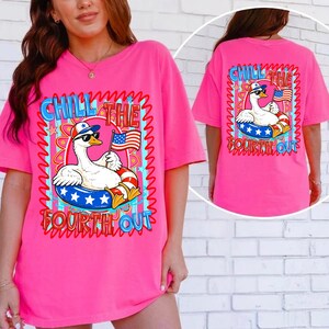Peut inclure: T-shirt rose vif avec un motif d'oie portant des lunettes de soleil et un chapeau patriotique, flottant dans une bou&eacute;e et tenant un drapeau am&eacute;ricain. Le texte "CHILL THE FOURTH OUT" est affich&eacute; dans une police ondul&eacute;e.