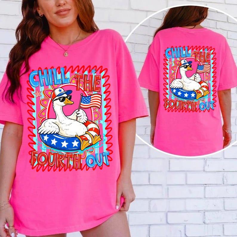 Peut inclure: T-shirt rose vif avec un motif d'oie portant des lunettes de soleil et un chapeau patriotique, flottant dans une bou&eacute;e et tenant un drapeau am&eacute;ricain. Le texte "CHILL THE FOURTH OUT" est affich&eacute; dans une police ondul&eacute;e.