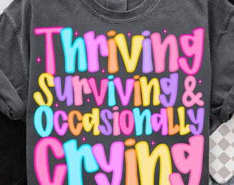 PNG de "Prosperando, sobreviviendo y llorando ocasionalmente", diseño divertido de comprobador de salud mental, sublimación de humor sarcástico para adultos, archivo digital de moda