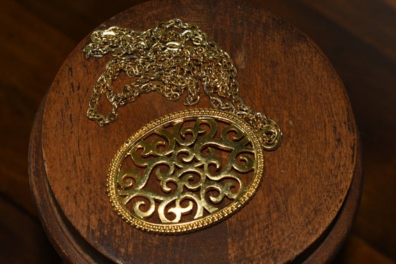 Vintage Goldtone Cutwork Necklace - Oval Floral E… - image 10