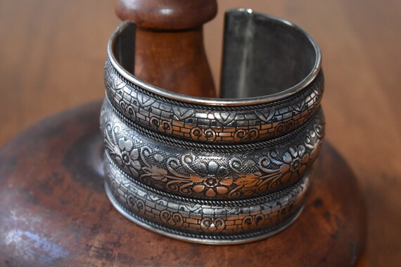 vintage boho style etched cuff bracelet - hearts … - image 9