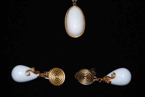 vintage goldtone and white earring and chain brac… - image 3