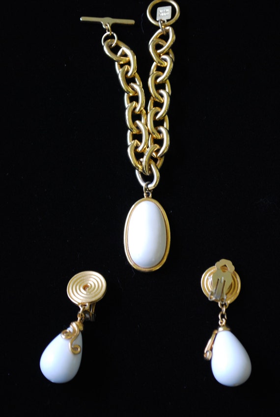 vintage goldtone and white earring and chain brac… - image 1