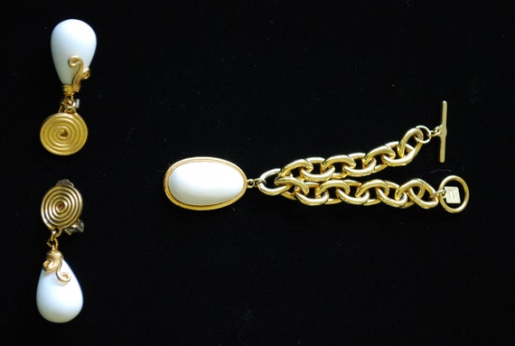 vintage goldtone and white earring and chain brac… - image 2