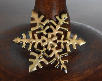 vintage two tone gold snowflake brooch/ pin - winter wonderland - Let it Snow :)
