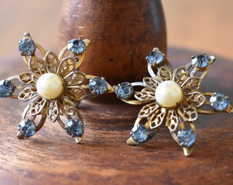 vintage midcentury starburst earrings - blue rhinestones ~ gold tone filagree ~ pearl centers - glam - screwbacks