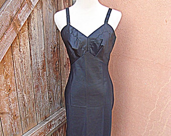 Mid Century 1950s-1960s Black Glamorous Full Slip Size 32