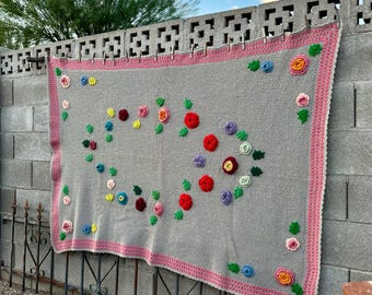 Colcha de jardín de ganchillo 3D con flores y hojas, de los años 70, 74" x 51".