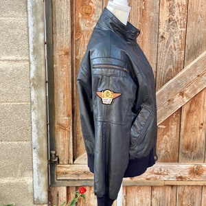 Puede incluir: Chaqueta de cuero negra con cierre de cremallera y un parche con el logotipo de Harley Davidson en el lado izquierdo. La chaqueta tiene un cuello, pu&ntilde;os y dobladillo de punto de canal&eacute;.